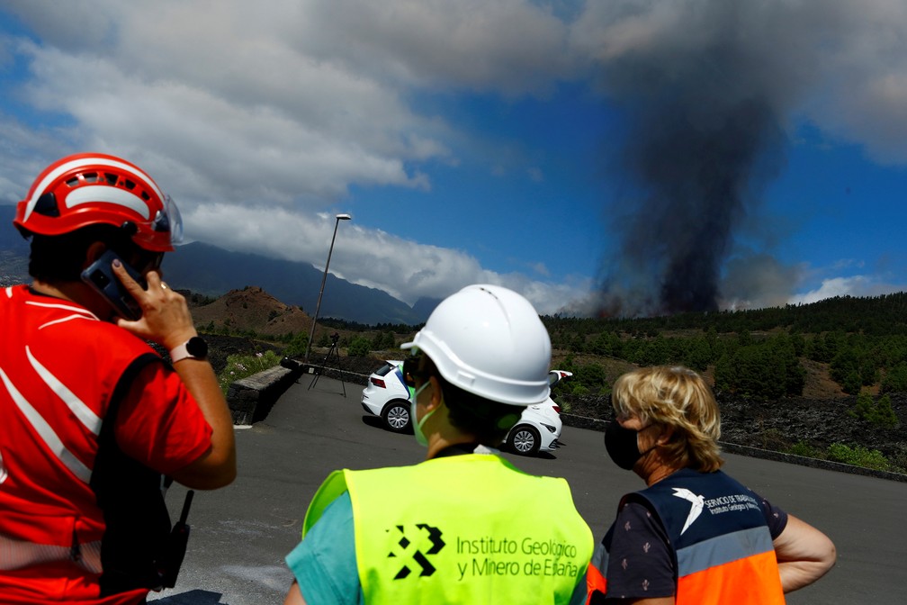 Uma nuvem de fumaça sobe após a erupção de um vulcão no Cumbre Vieja— Foto: REUTERS/Borja Suarez