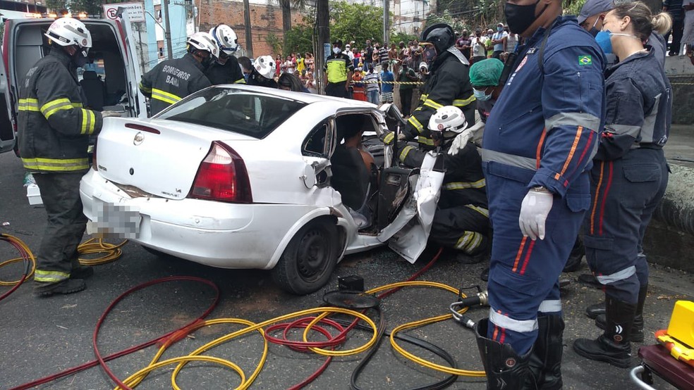 Árvore cai em cima de veículo e deixa feridos em Salvador — Foto: Divulgação/Corpo de Bombeiros da Bahia
