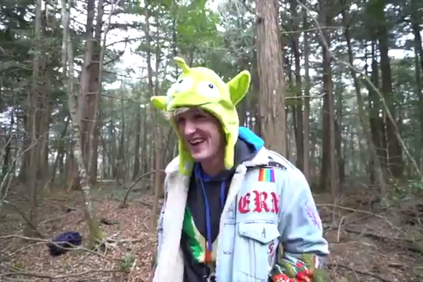 O youtuber norte-americano Logan Paul rindo ao ver o corpo de um suicida em uma floresta japonesa (Foto: Twitter)