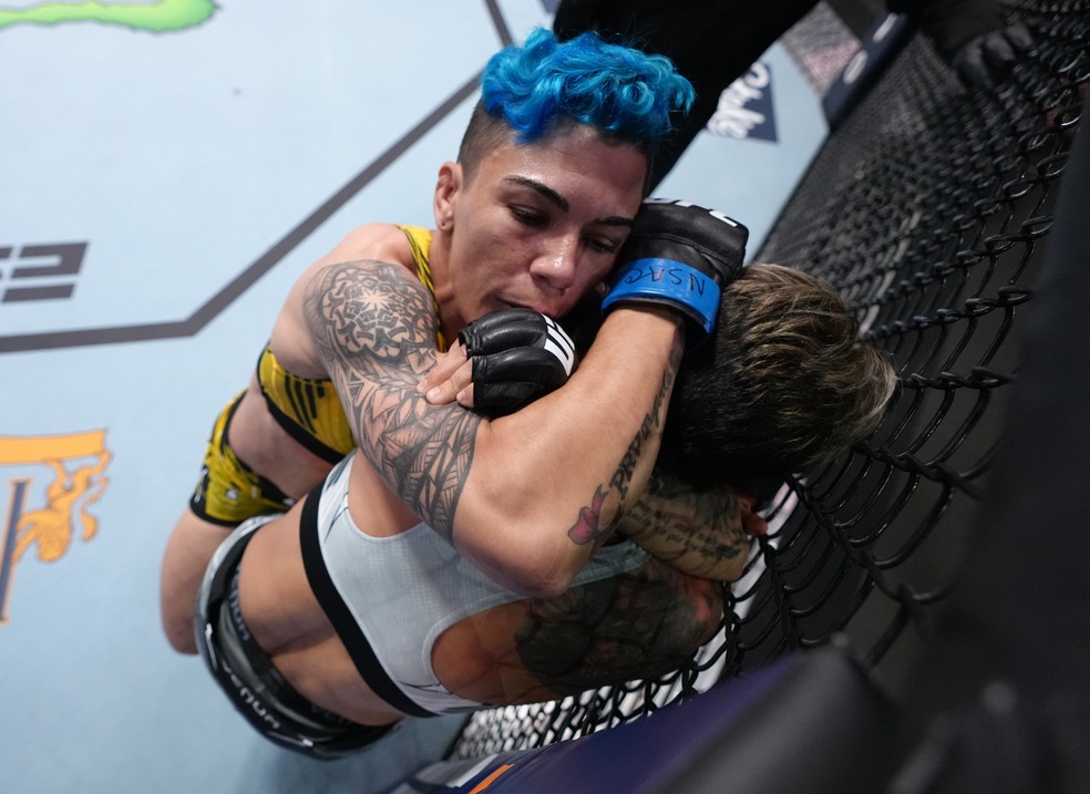 Jéssica Bate-Estaca venceu Amanda Lemos por finalização aos 3min13s do R1 — Foto: Jeff Bottari/Zuffa LLC