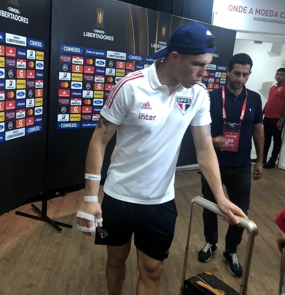 Tiago Volpi deixa o Morumbi com uma proteção na mão direita — Foto: Marcelo Hazan