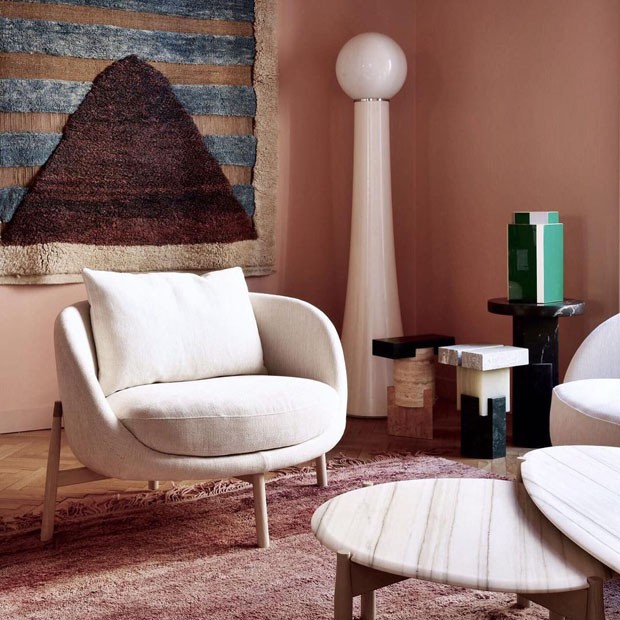 Décor do dia: sala de estar rosa com móveis brancos (Foto: Filippo Bamberghi)