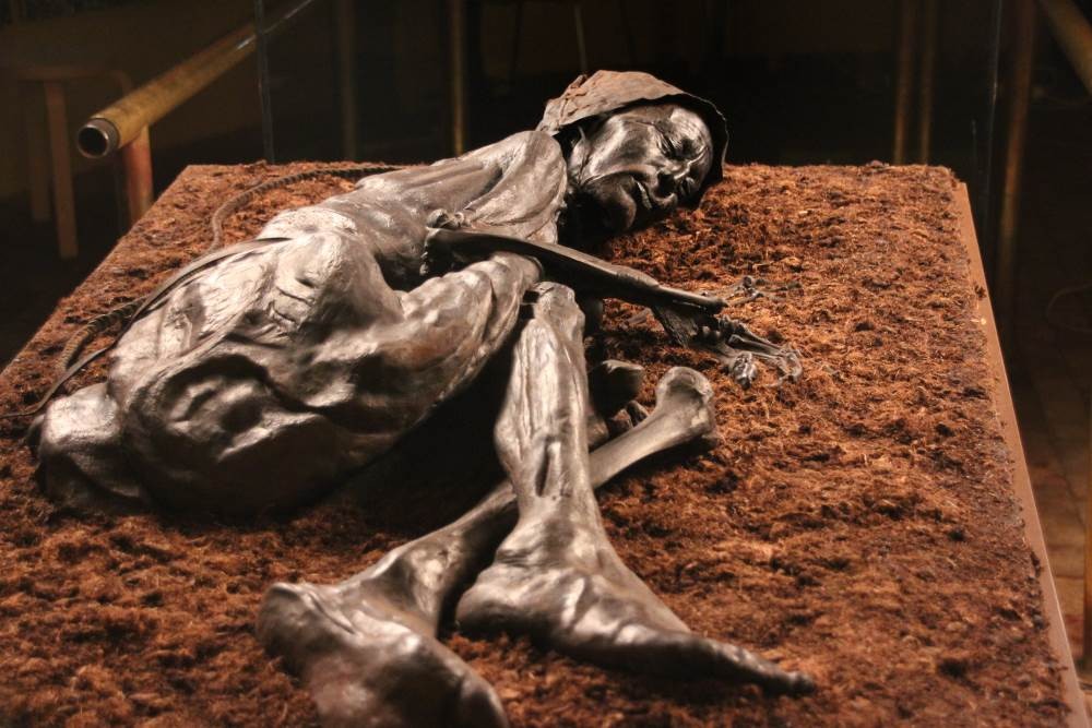 O Homem de Tollund foi enforcado e depositado na lama há 2,4 mil anos (Foto: Museu Silkeborg)