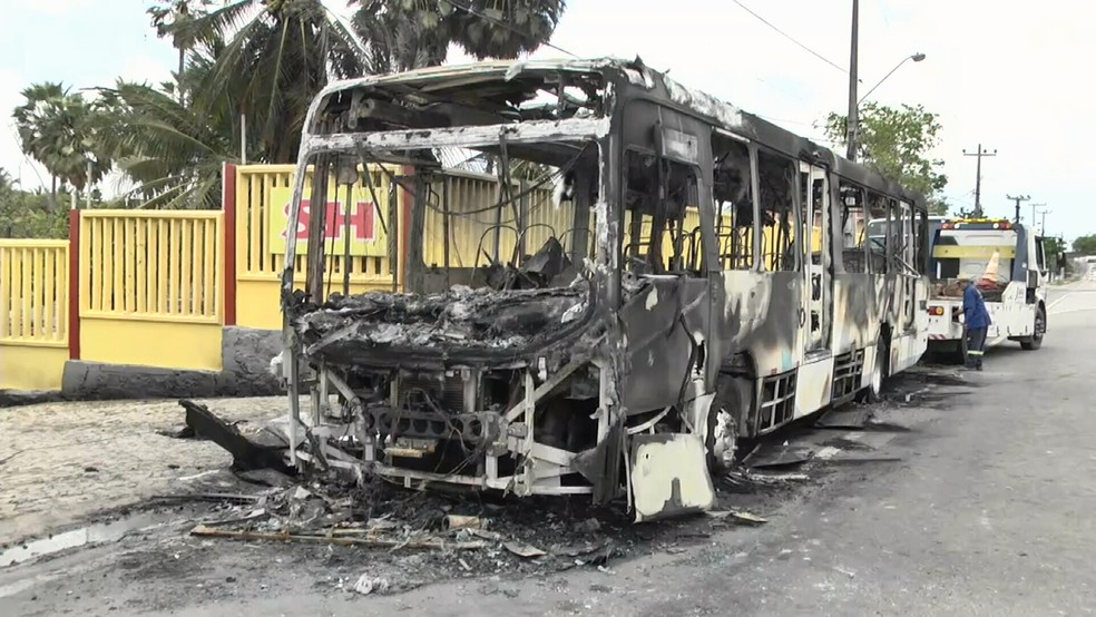 O veículo ficou totalmente tomado pelo fogo. (Foto: Reprodução/TV Verdes Mares)