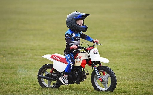 Menino de 3 anos pilota moto que chega a 56 km/h - Revista Crescer