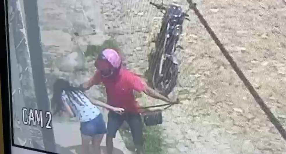 Jovem foi agredida na cabeça durante assalto em Juazeiro do Norte — Foto: Reprodução