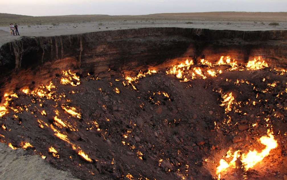 Buraco apareceu em 1971 após ação de geólogos da antiga União Soviética que colocaram fogo nos gases — Foto: Igor Sasin/AFP
