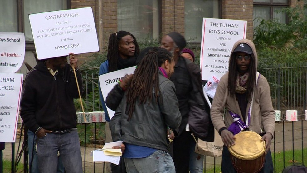 A exigência da escola gerou protestos no ano passado — Foto: BBC