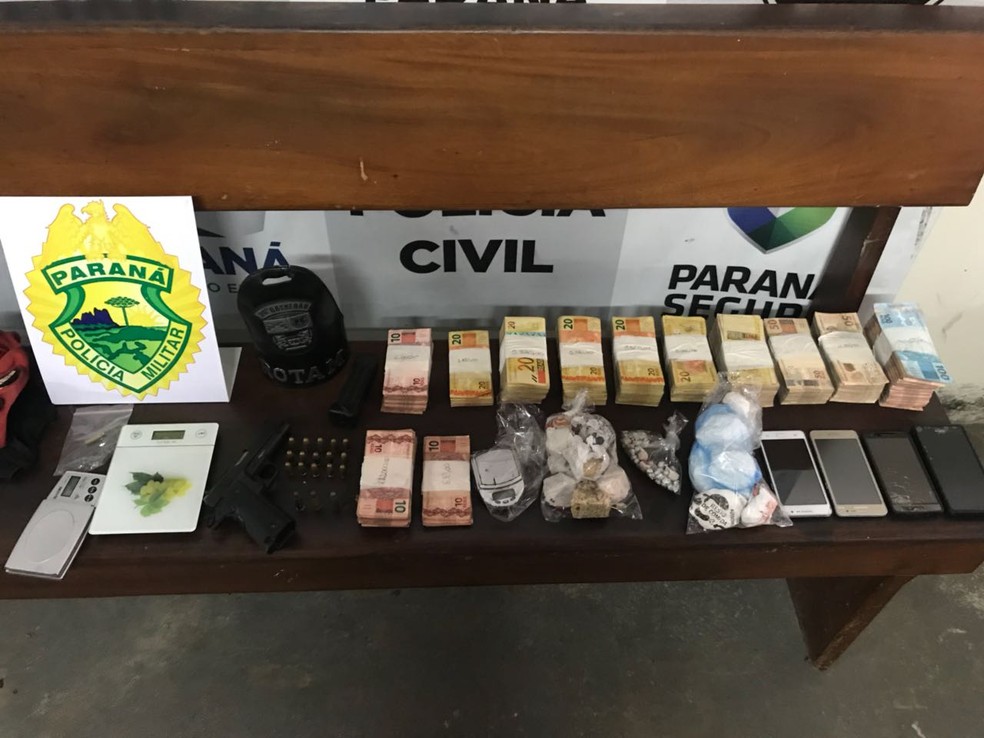 Operação em Telêmaco Borba apreendeu dinheiro, celulares, drogas e outros objetos  (Foto: Polícia Militar/Divulgação)