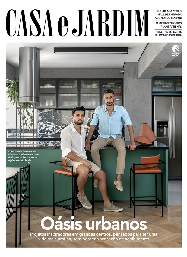 Pedro e Bruno em seu apartamento de 120 m² na capital paulista. Vasos da Konsepta (Foto: Victor Affaro / Editora Globo | Produção Bruna Pereira)