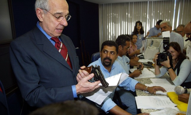 Campanha do Desarmamento: Então ministro da Justiça, Marcio Thomaz Bastos acompanha entrega de armas em Recife, em julho de 2004