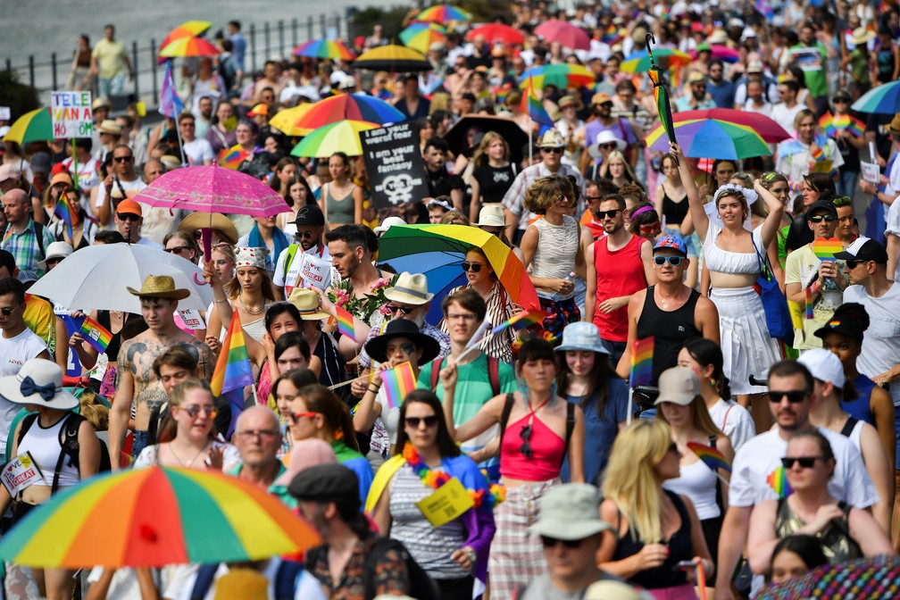 Parada do Orgulho de Budapeste recebe milhares de participantes sob calor escaldante — Foto: REUTERS/Marton Monus