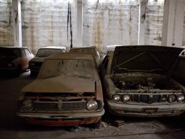 Carros abandonados em garagem desde os anos 70 no Chipre, após a disputa entre os turcos no norte e gregos no sul da ilha (Foto: Neil Hall/Reuters)