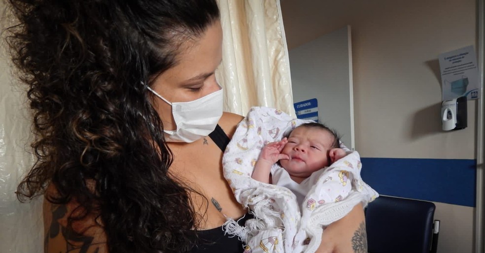 Doula Nicolly Cardozo carrega bebê recem-nascida, filha de Driely, em Limeira  — Foto: Driely de Assis Carvalho/Arquivo pessoal