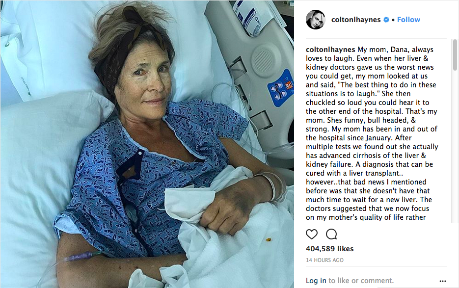 A foto da mãe do ator Colton Haynes e o apelo feito pelo astro nas redes sociais (Foto: Instagram)