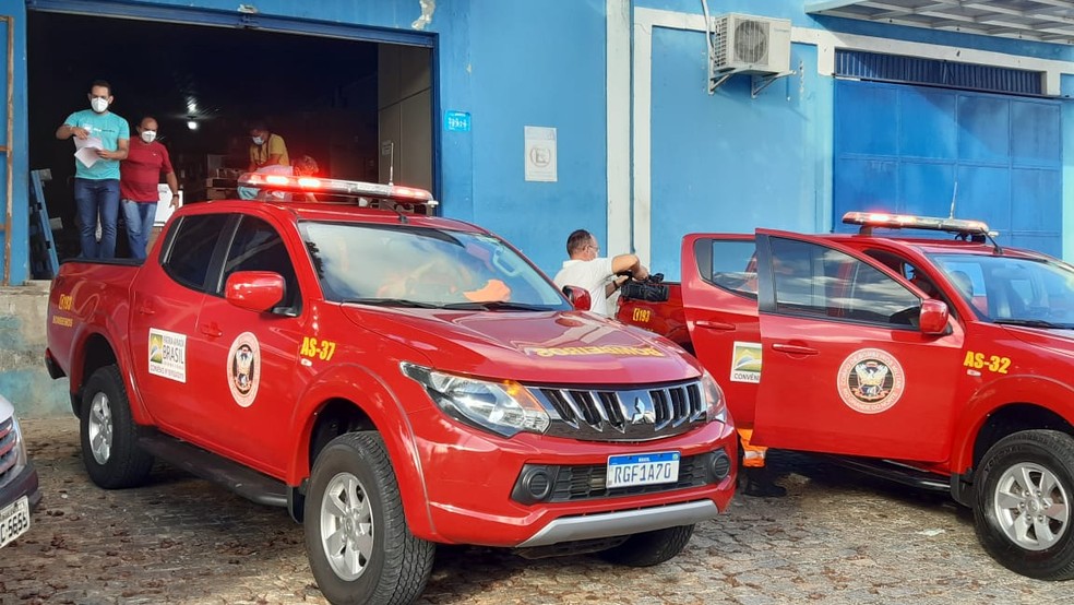 Corpo de Bombeiros saiu para distribui&ccedil;&atilde;o das vacinas aos munic&iacute;pios do RN &mdash; Foto: S&eacute;rgio Henrique Santos/Inter TV Cabugi