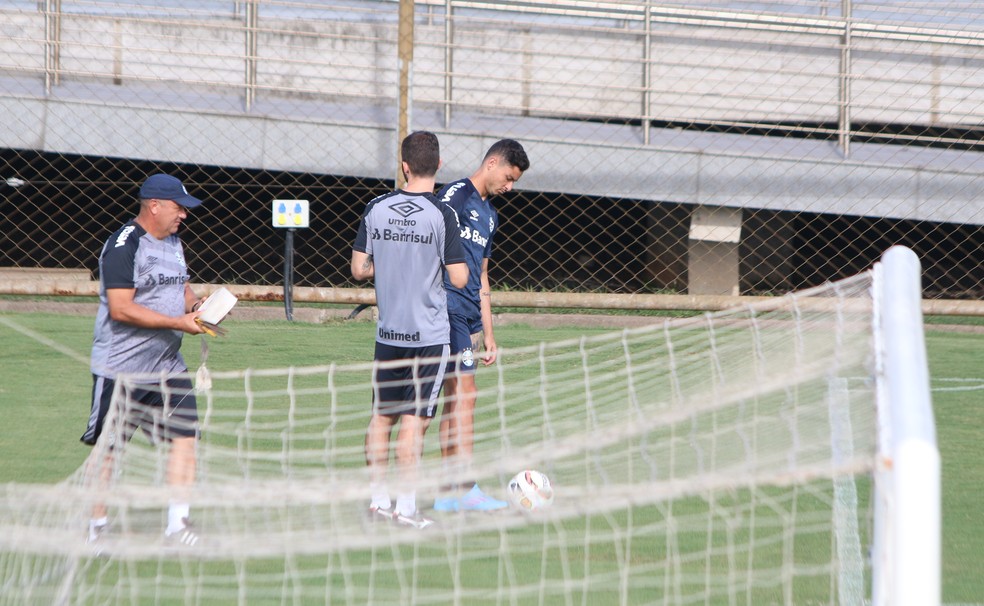 James Freitas, Roberto Ribas e Diogo Barbosa em treino do Grêmio — Foto: Eduardo Moura