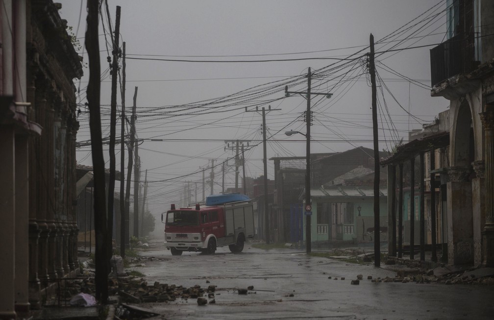 Caminhão dos bombeiros no meio de uma rua de Cuba, durante a passagem do furacão Irma pela ilha. (Foto: Desmond Boylan/Associated Press)