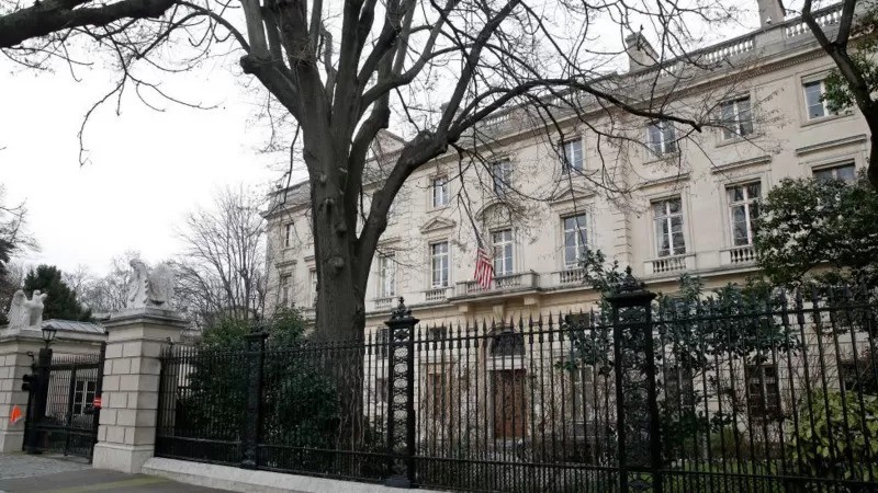 Na embaixada dos EUA em Paris, vários diplomatas americanos teriam adoecido em janeiro (Foto: CHESNOT)