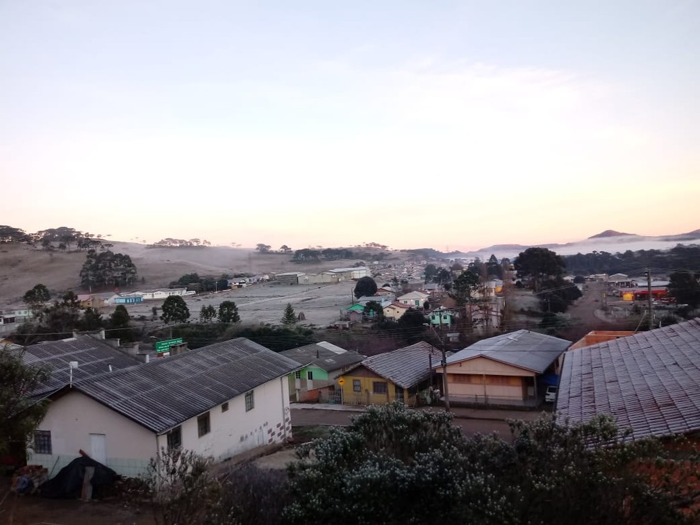 Gramados ficaram brancos com geada em Bom Jardim da Serra, onde fez -5ºC neste domingo  (4) — Foto: Nely Zandonadi/Arquivo pessoal