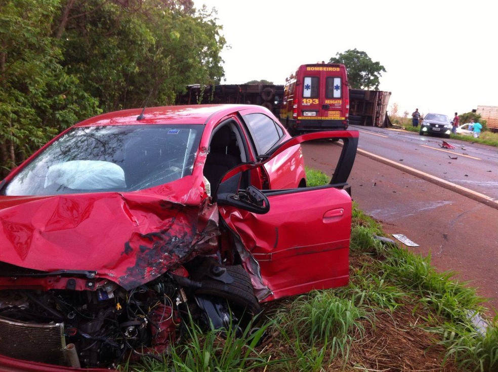Segundo PRF, carro invadiu a contramão na BR-365 (Foto: Corpo de Bombeiros/Divulgação)
