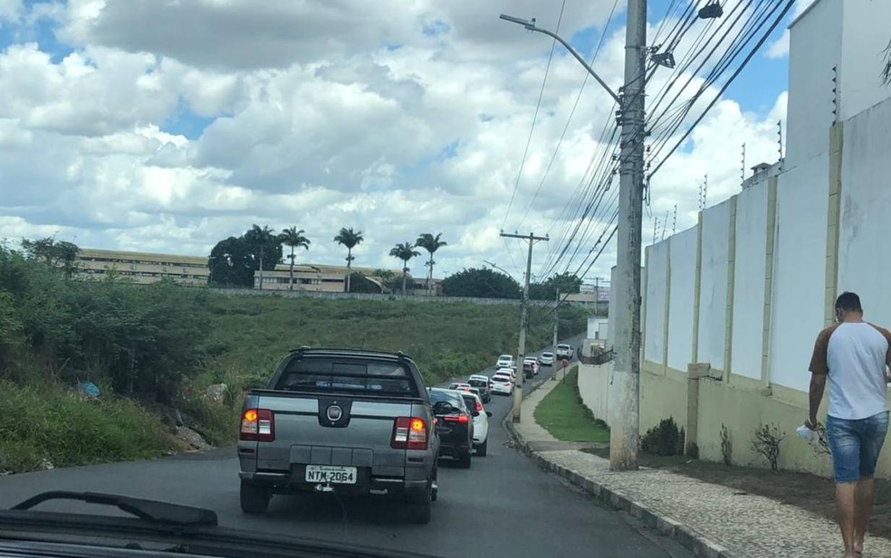 Trânsito congestiona perto de local de prova do Enem em Feira de Santana, no interior da Bahia — Foto: Valma Silva