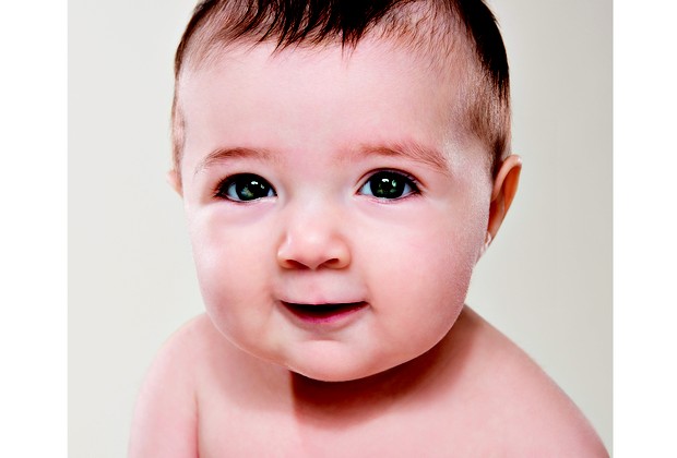 Ao nascer, a maioria dos bebês têm a cor do olho acinzentados ou em tom azul-escuro (Foto: Getty Images/Evan Kafka)