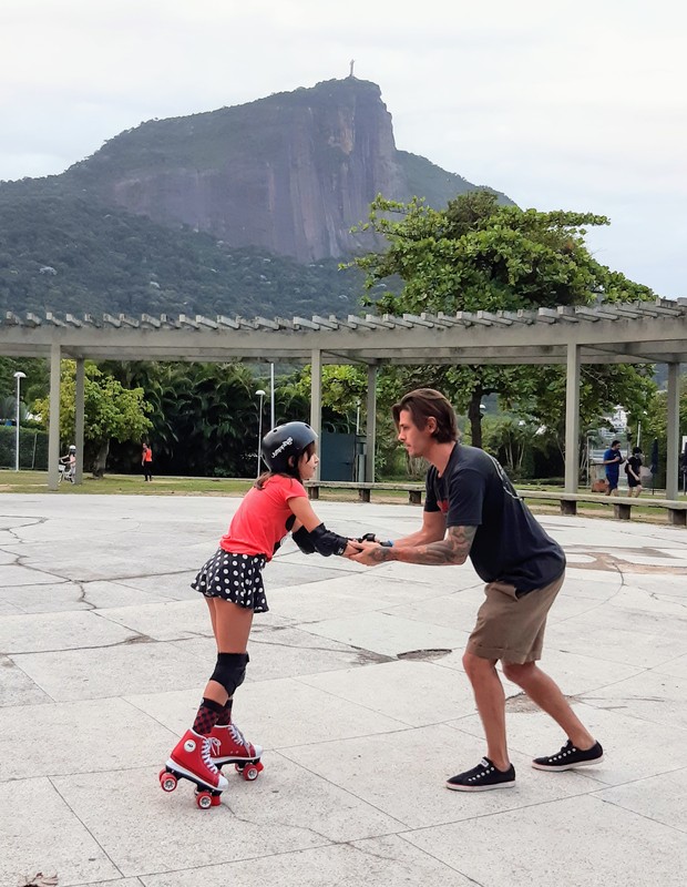 Dado Dolabella ensina a filha caçula, Ana Flor, a patinar (Foto: Daniel Delmiro/AgNews)