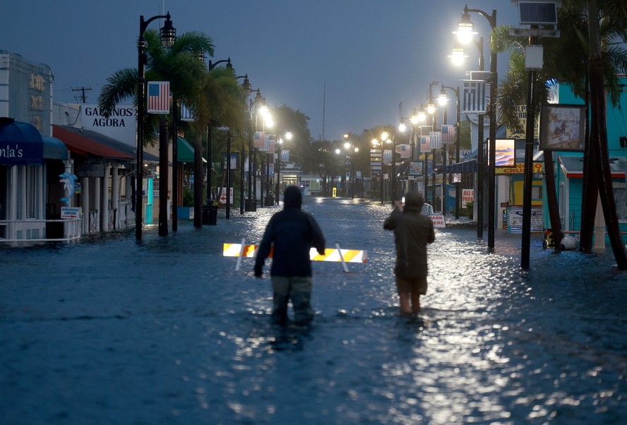 Idalia chega à Flórida e pode ser furacão 'mais poderoso em um século' a  atingir o estado