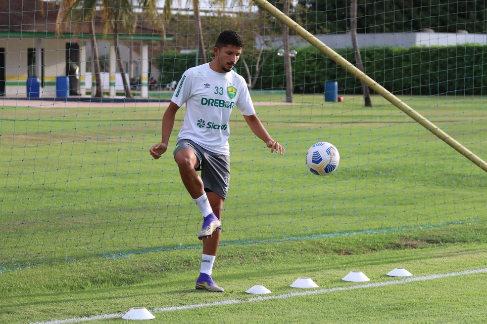 Yuri já treina com bola no Cuiabá — Foto: AssCom Dourado