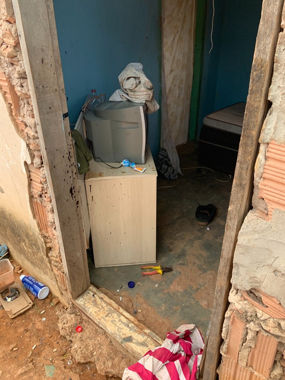 Casa da vítima esfaqueada ficou toda suja de sangue — Foto: Polícia Civil/Divulgação