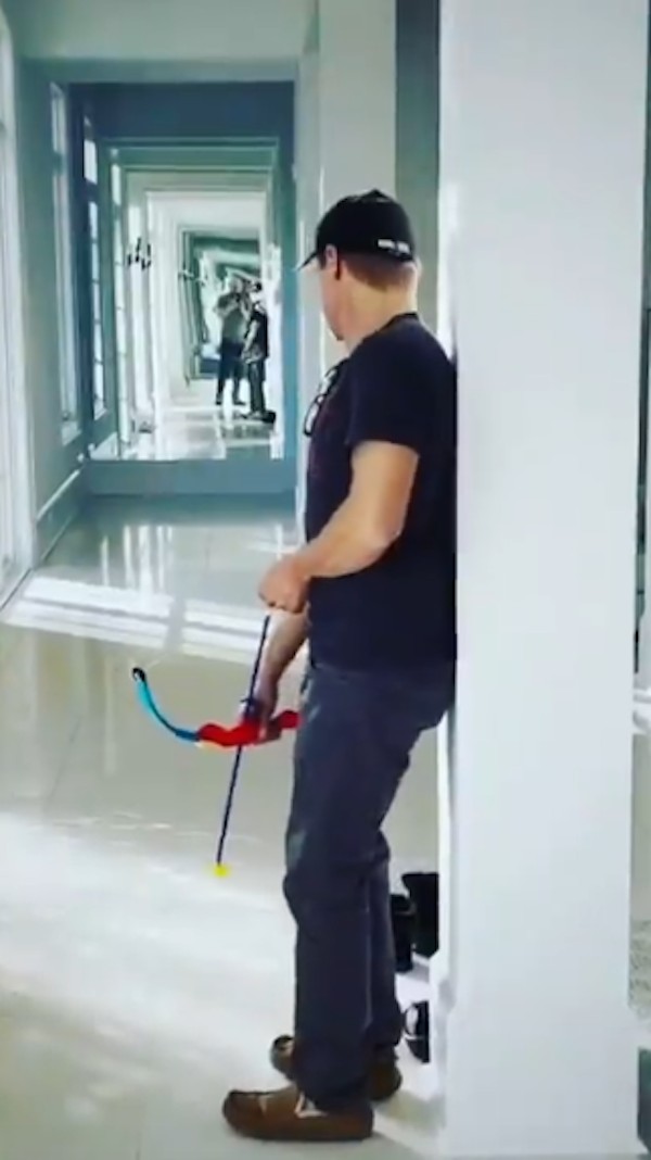 O ator Jeremy Renner treinando em casa com um arco de brinquedo (Foto: Instagram)