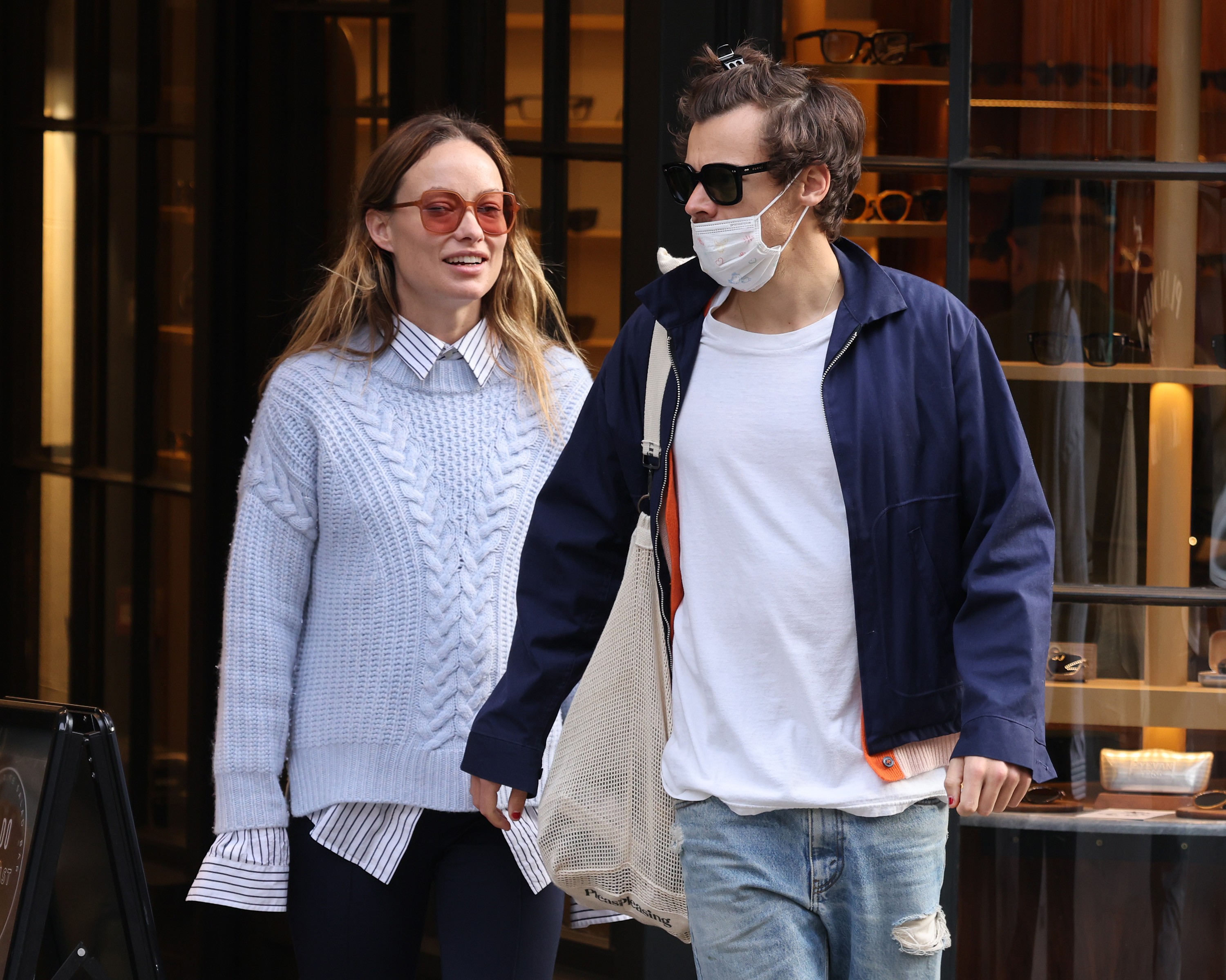 Olivia Wilde e Harry Styles, com máscara higiênica abaixo do nariz, em passeio pelas ruas de Londres (Foto: Getty Images)