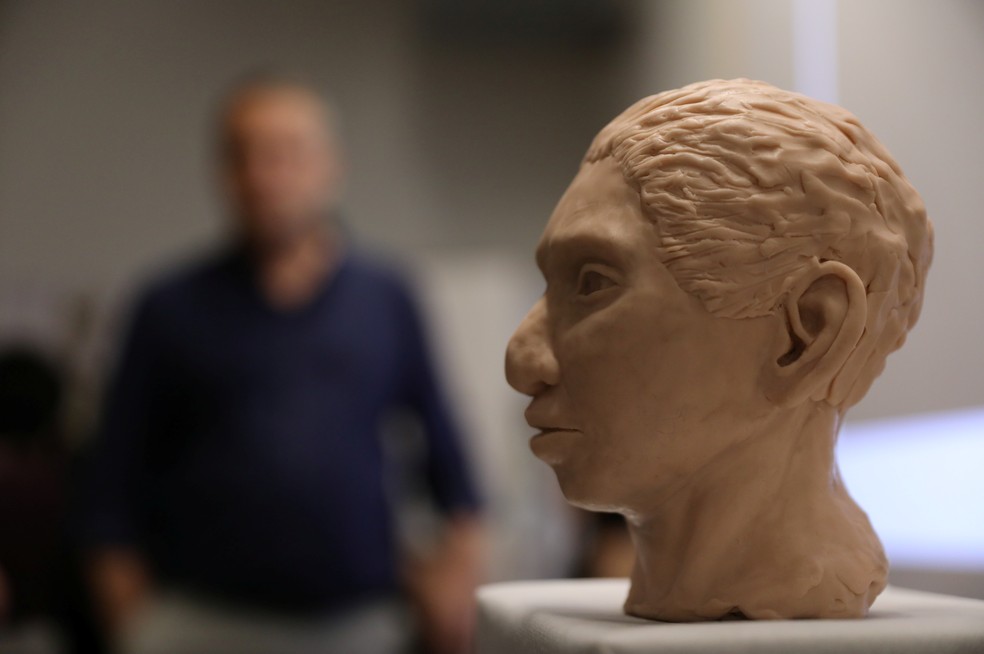 Reconstrução artística da cabeça de humana pré-histórica, apresentada por equipe da Universidade Hebraica, em Jerusalém — Foto: Ammar Awad/Reuters