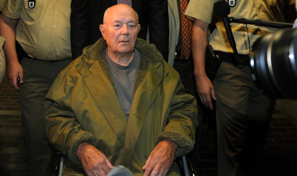 A foto, tirada em 12 de maio de 2011, mostra John Demjanjuk, então com 91 anos, deixando o tribunal depois de seu veredito em Munique, na Alemanha. — Foto: Christof Stache/AFP