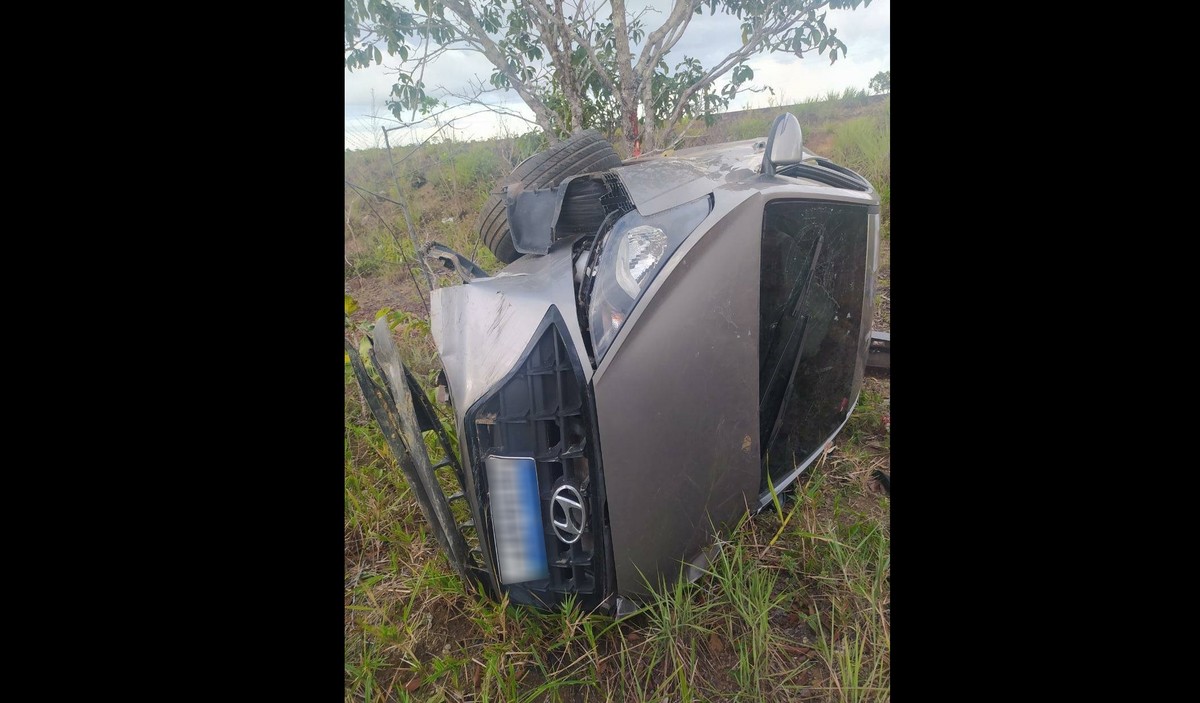Carro capota na BR-156 ao desviar de buraco e deixa um passageiro com ferimentos leves - Vimarsana News