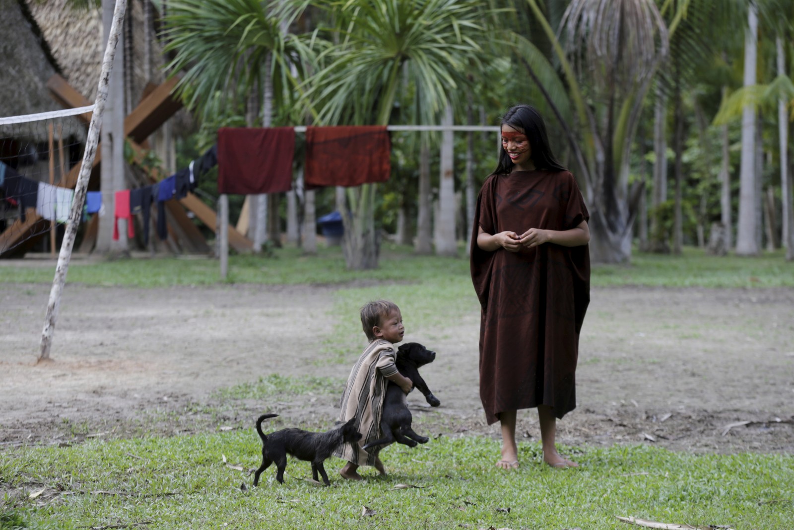 Os pequenos ashaninkas vivem em plena inteiração com seu meio e quase sempre estão rodeados por seus animais  — Foto: Domingos Peixoto / Agência O Globo