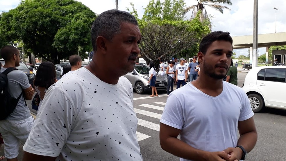 José Miguel foi com o filho, Michael Silva, cobrar explicações sobre a reprovação do jovem na cota social da UFPE — Foto: Marina Meireles/G1