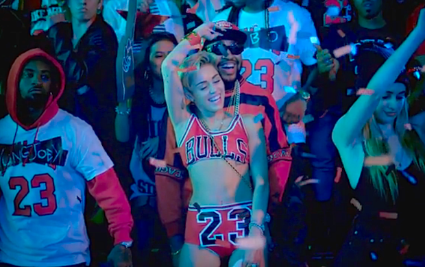 Miley Cyrus no clipe com homenagem a Michael Jordan (Foto: Reprodução Internet)