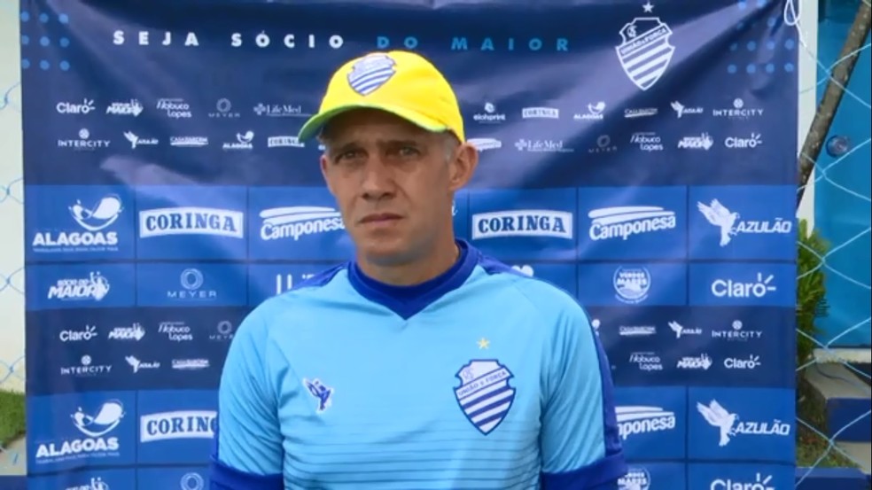 Eduardo Baptista teve tempo para arrumar o time — Foto: Reprodução/CSA