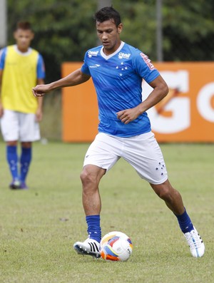 Henrique vai atingir marca histórica com a camisa do Cruzeiro nesta quarta