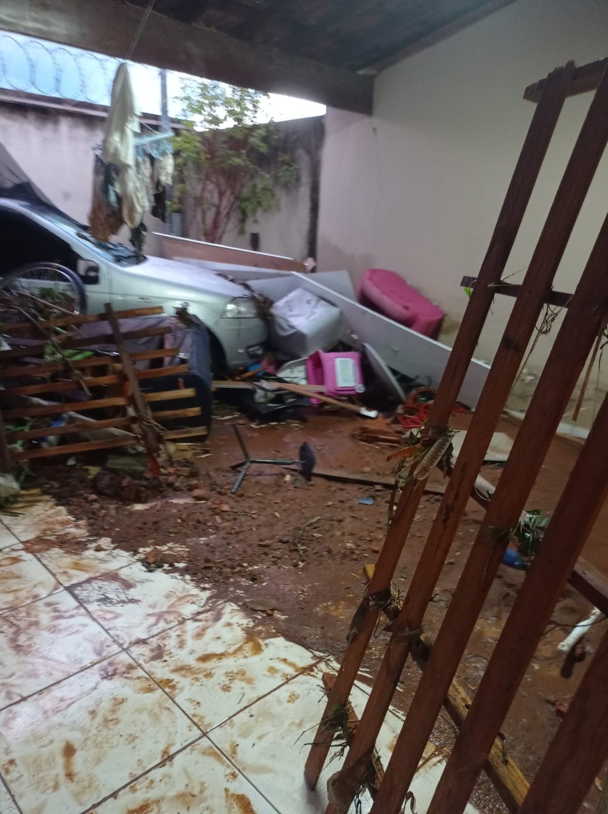Bombeiros divulgam balanço da chuva em Montes Claros: Corporação recebeu 52 chamados em 30 bairros