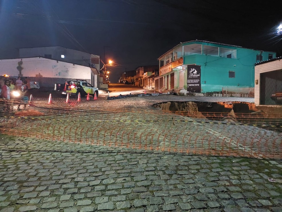 Cratera de abriu em Felipe Camarão após fortes chuvas em Natal — Foto: Divulgação