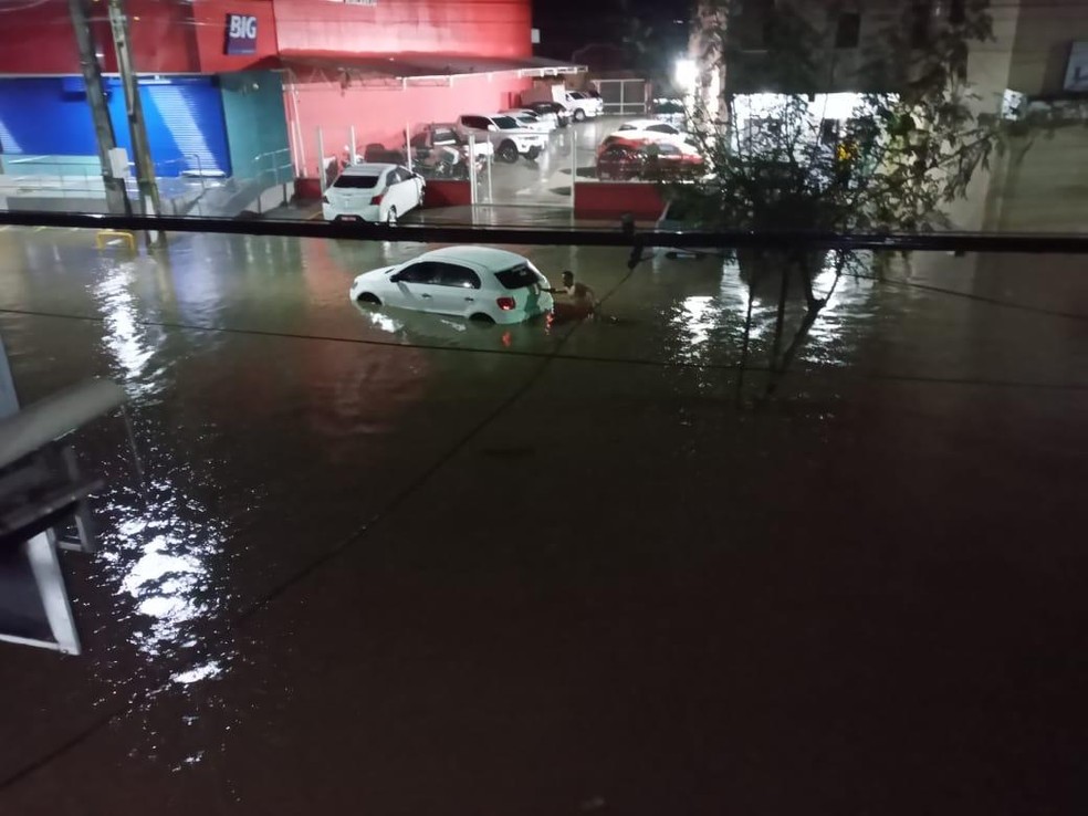 Avenida D.Pedro II, no Centro de Crateús, ficou com a pista e as calçadas cobertas pela água durante a chuva forte na madrugada desta sexta-feira (20). — Foto: Arquivo pessoal