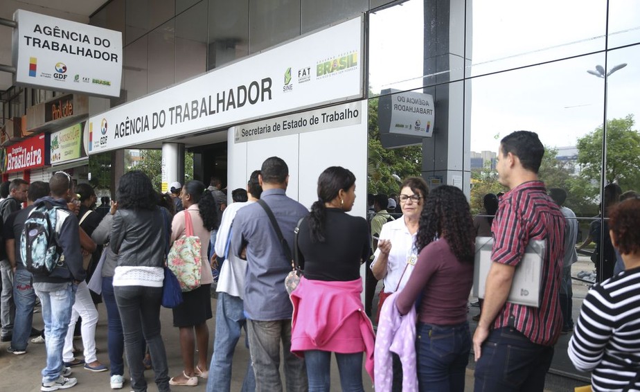 Brasileiros na fila em busca de novo emprego