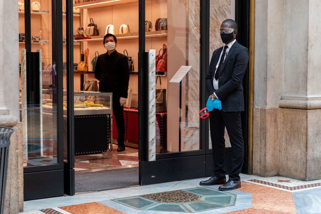 Staff members give hand-sanitizing gel and test customers temperature inside of Gucci store during the first day of activities reopening after Coronavirus lockdown on May 18, 2020 in Milan, Italy. (Photo by Alessandro Bremec/NurPhoto via Getty Images) (Foto: NurPhoto via Getty Images)
