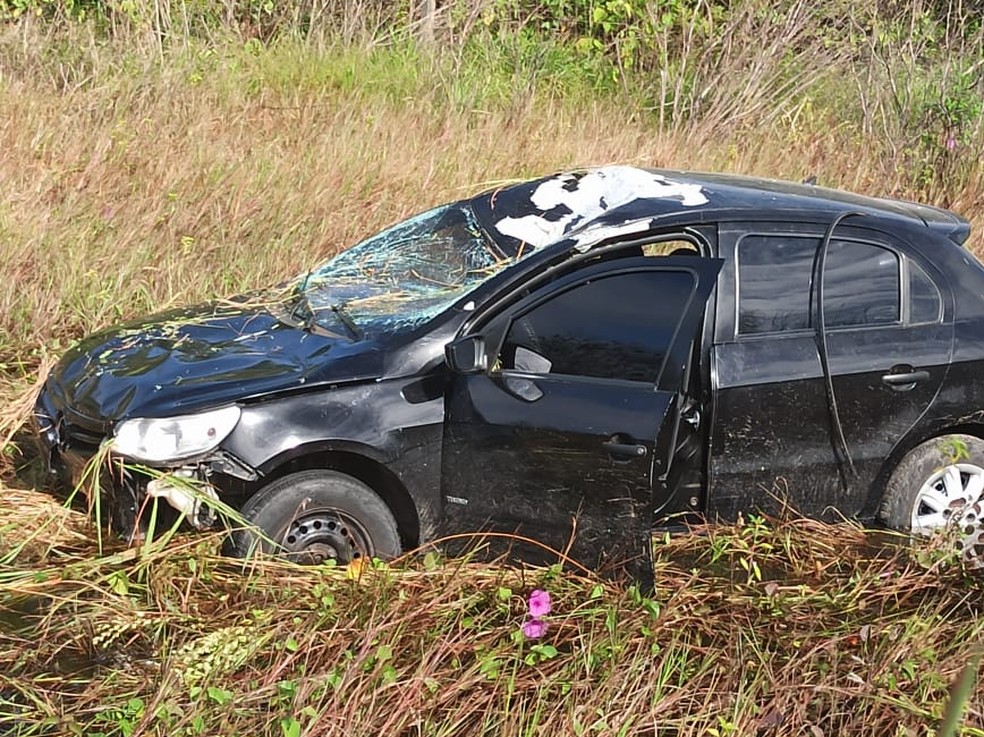 Veículo foi parar em uma área de vegetação próximo ao acostamento após o acidente em Caucaia — Foto: Arquivo pessoal