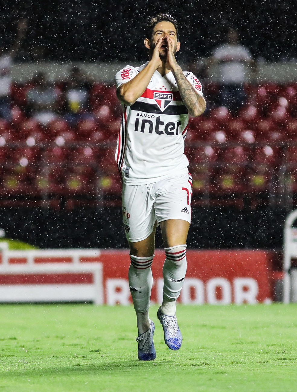Alexandre Pato lamenta gol anulado contra o Novorizontino — Foto: MARCELLO FIM/ZIMEL PRESS/ESTADÃO CONTEÚDO