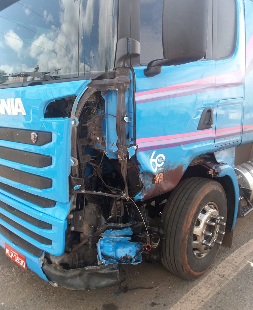 Motocilista teve colisÃ£o frontal com carreta e morreu no local â Foto: DivulgaÃ§Ã£o/PRF