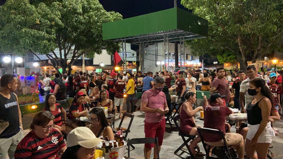Operação constatou aglomeração de pessoas em Manaus, na noite desta quarta (15). — Foto: Patrick Marques/G1 AM